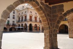 Plaza porticada de la Vila