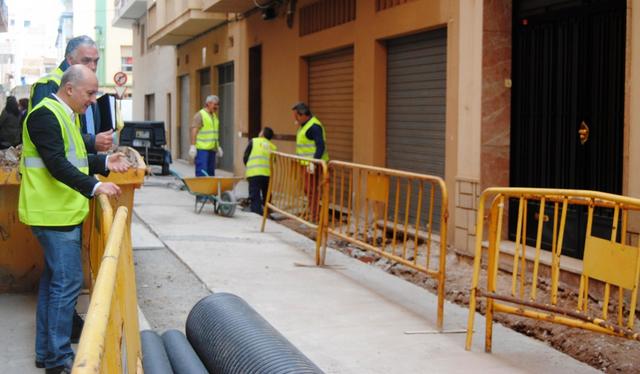 Visita als treballs de sanejament al carrer Secretari Cantavella