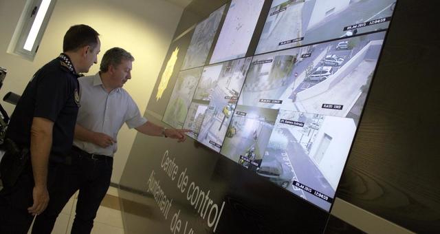 Javier Serralvo i Jos Ramn Nieto, en la sala de control de trnsit de la Policia Local