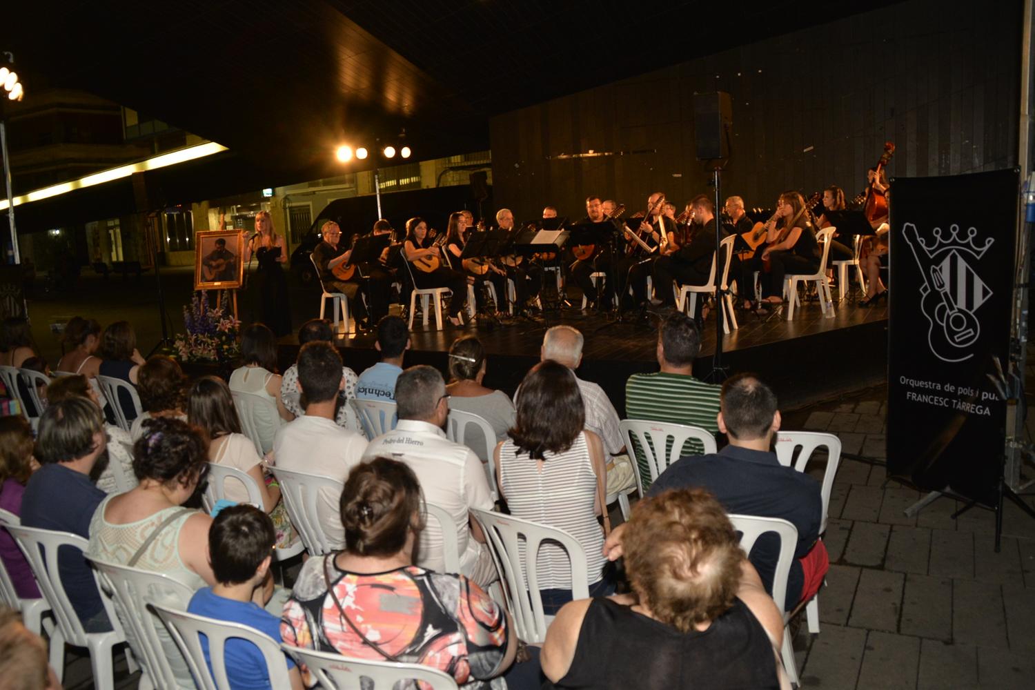 La Orquesta Francesc Tàrrega lleva 'a la fresca' la música de plectro en pleno centro de la La Orquesta Francesc Tàrrega lleva 'a la fresca' la música de plectro en pleno centro de la
