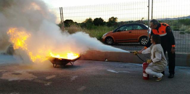 Curso de extincin de incendios en el Laude British School