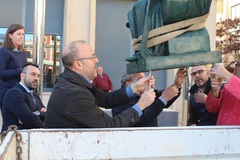 Colocacin de la rplica de la estatua de Jaume I en la plaza Mayor