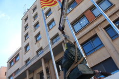 Colocación de la réplica de la estatua de Jaume I en la plaza Mayor_2