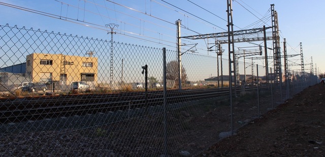 Valla de seguridad en la va del tren_2