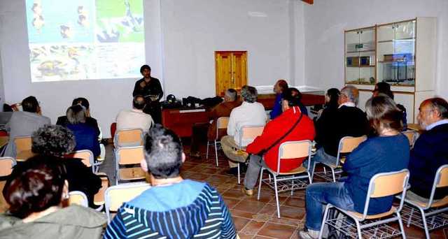 Julio Garca Robles presenta la guia de fauna de la desembocadura del Millars. Foto: Miguel Alberto Olaya_2