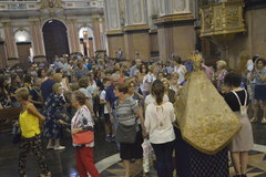 Paso solidario por el manto de la Virgen