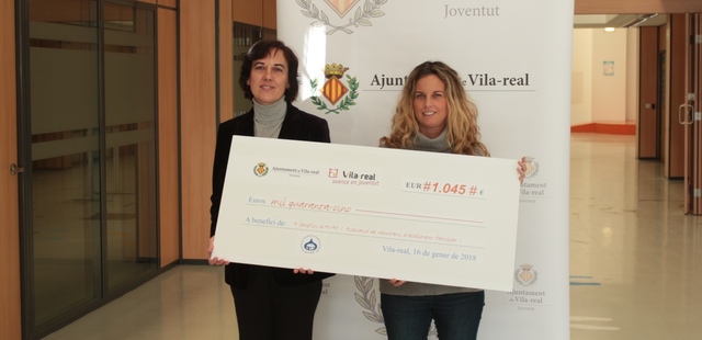 Entrega del cheque del concierto solidario a AVAF