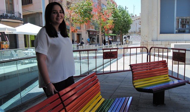 Bancos pintados con motivo del Da del Orgullo LGTBI