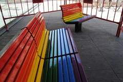 Bancs pintats amb motiu del Dia de l'Orgull LGTBI_1