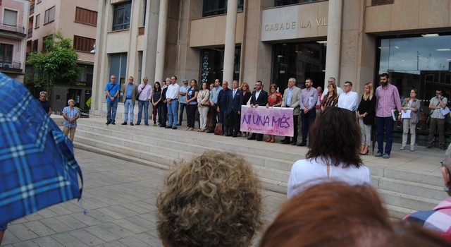 Minut de silenci pel parricidi de dos xiquetes a Castell