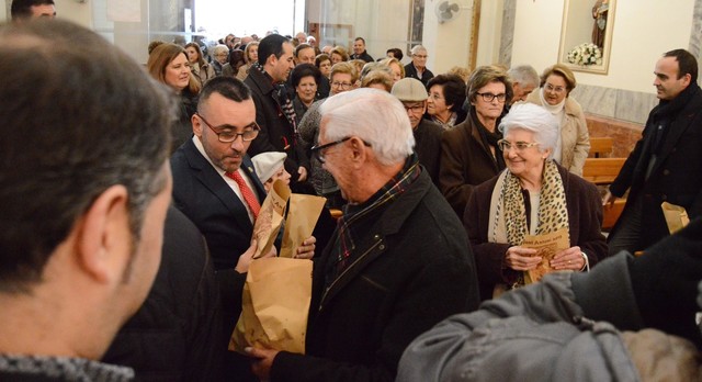 Repartiment de panets benets en Sant Antoni_2