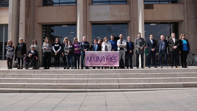 Minuto de silencio por el asesinato machista de una mujer en Rojales_1