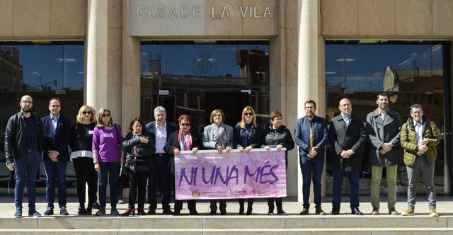 Minuto de silencio por el asesinato machista de una mujer en Vinaròs