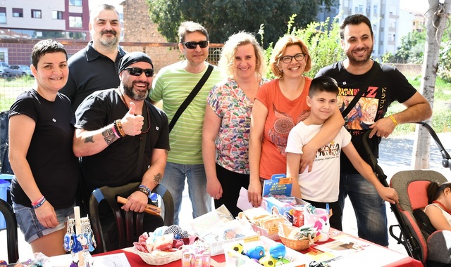 Feria solidaria de ONG en el barrio Botnic Calduch_1