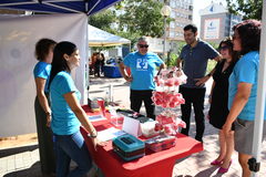 Feria solidaria de ONG en el barrio Botnic Calduch_2