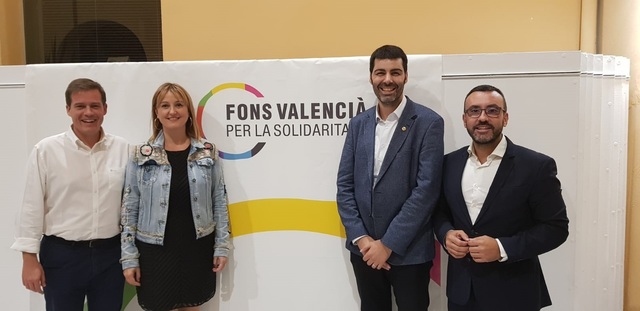 El alcalde y el concejal Álvaro Escorihuela, junto a Roger Cerdà, alcalde de Xàtiva, y Xelo Angulo, anterior presidenta del Fons