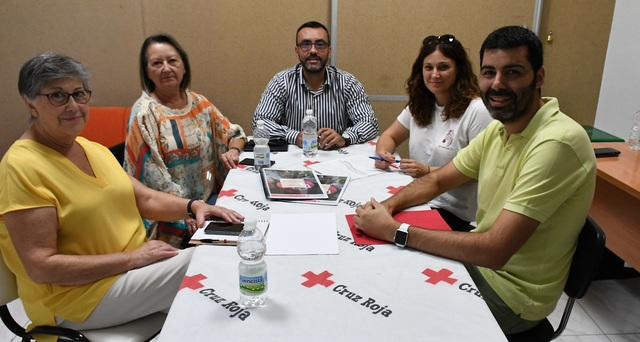 Reunin del alcalde y el concejal de Servicios Sociales con Cruz Roja 