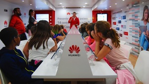 Visita al aula móvil del Smartbus de Huawei