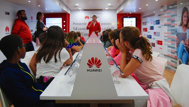 Visita a l'aula mòbil del Smartbus de Huawei 