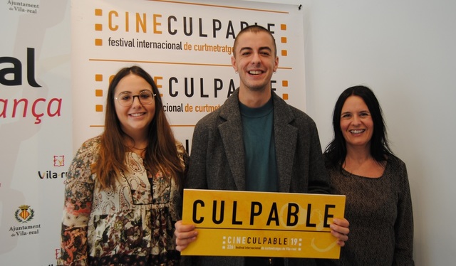 Vctor Palmero junto a la concejala de Juventud y la coordinadora de Cineculpable