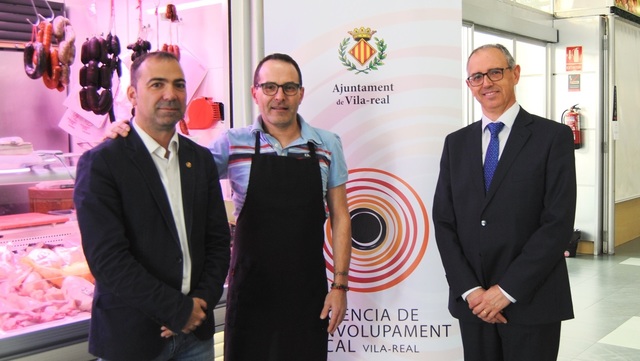 El regidor d'Economia i el director de Caixa Rural, en la seua visita al Mercat Central 