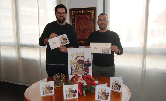 L'alcalde i Carlos Chiva mostren el disseny de la felicitaci nadalenca de l'Ajuntament