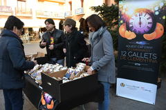 Reparto de naranjas en la plaza de la Vila_1