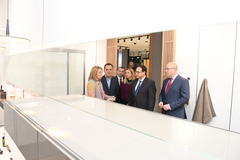  Visita del conseller i els tinents d'alcalde de Vila-real a la Mostra de Porcelanosa Grupo