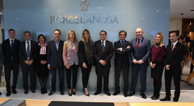  Visita del conseller i els tinents d'alcalde de Vila-real a la Mostra de Porcelanosa Grupo_2