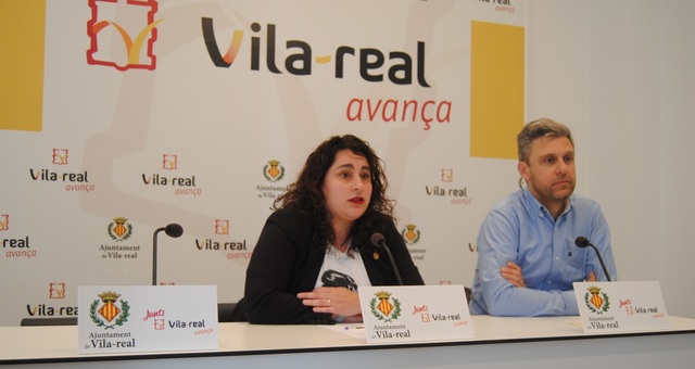 La regidora de Proximitat, Miriam Caravaca, i Fernando Pla, responsable del servei Gestiona't 