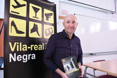 El escritor Vicent Us ha impartido una sesin sobre novela negra en el IES Miralcamp