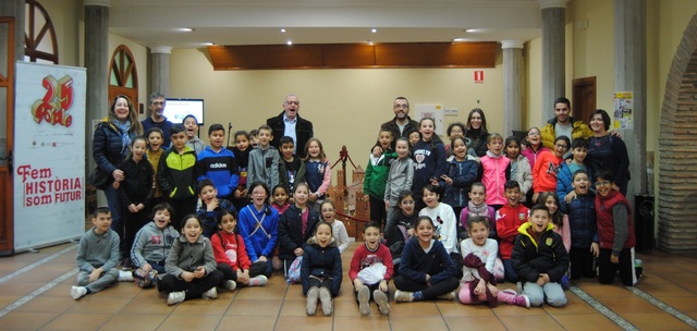 Visita de l'alcalde i la regidora de Tradicions a la maqueta que reprodueix la planta medieval de Vila-real