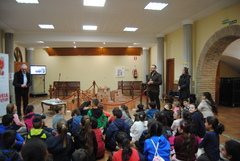Visita del alcalde y la concejala de Tradiciones a la maqueta que reproduce la planta medieval de Vila-real_1