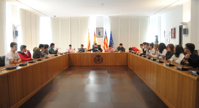 Alumnos y alumnas del IES Broch i Llop durante su visita al Ayuntamiento