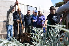 Visita del alcalde y el concejal de Agricultura al curso de agricultura ecolgica_1