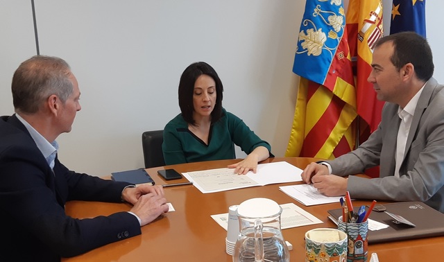 Reunión del concejal de Economia, Xus Madrigal, con Rebeca Torró