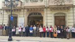 Minuto de silencio en la sede del Consell en Castelln