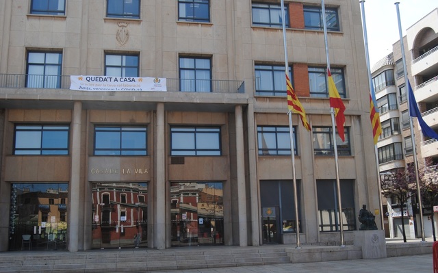 Banderas a media asta y pancarta en el Ayuntamiento por la crisis del COVID-19