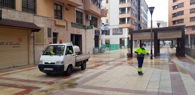 Trabajos de refuerzo de la limpieza viaria con motivo de la crisis del COVID-19