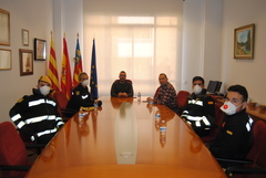 Reunió de l'alcalde amb efectius de l'UME que estan actuant en la desinfecció de la via pública