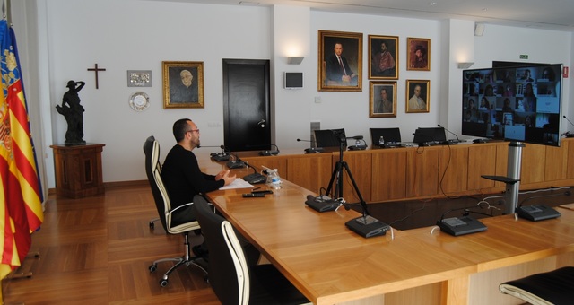 El alcalde, durante la reunin telemtica con los directores de centros educativos.