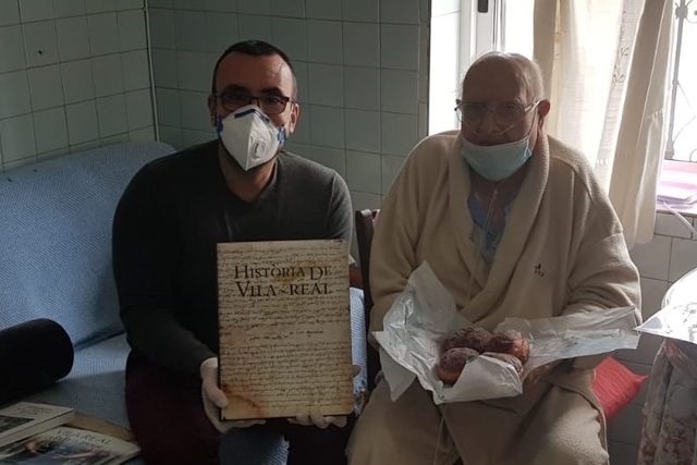 L'alcalde de Vila-real visita a Trinitario Cueva, ve de 93 anys que ha superat el coronavirus