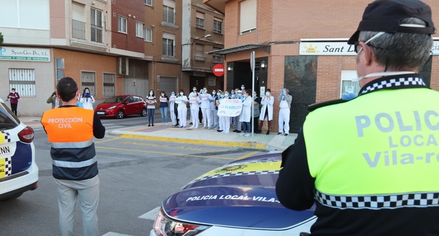 Aplaudiments enfront de la residncia de majors Sant Lloren