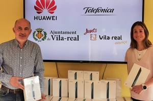 Los ediles Francisco Valverde y Aida Beteta, con las tabletas que ha entregado el Ayuntamiento