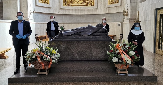 Ofrenda ante el sepulcro de San Pascual