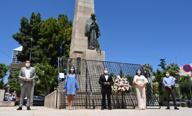 Las cortes de honor de 2019 y 2021, el alcalde y representantes de las fiestas han depositado flores en homenaje a San Pascual