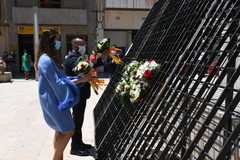 Las cortes de honor de 2019 y 2021, el alcalde y representantes de las fiestas han depositado flores en homenaje a San Pascual_1