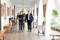 L'alcalde i el president de la Diputaci en la visita a la casa-museu de Llorens Poy