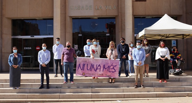 Minuto de silencio delante del Ayuntamiento