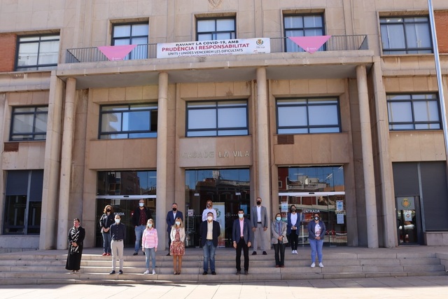 L'Ajuntament vesteix el balc amb mocadors rosa contra el cncer de mama